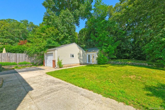 31 Lieper Street, Huntington Station, NY 11746