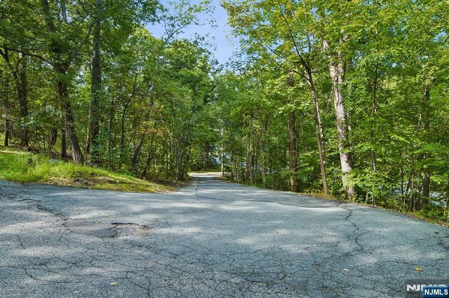 147 Kinnelon Road RedCarriage, Kinnelon Borough, NJ 07405