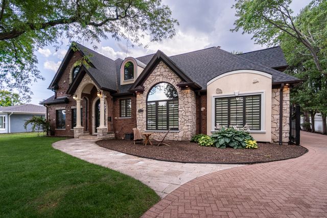 850 S 10th Avenue, La Grange, IL 60525