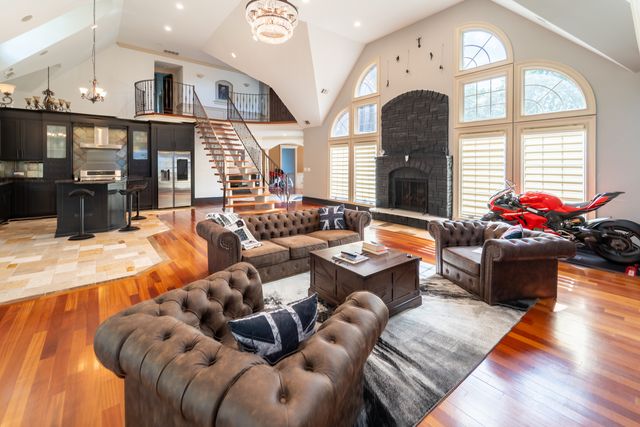 850 S 10th Avenue, La Grange, IL 60525
