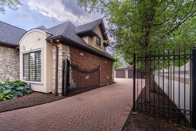 850 S 10th Avenue, La Grange, IL 60525