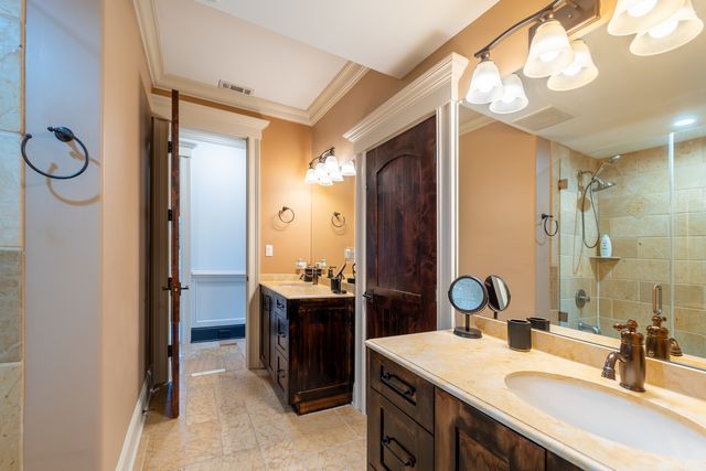 850 S 10th Avenue, La Grange, IL 60525