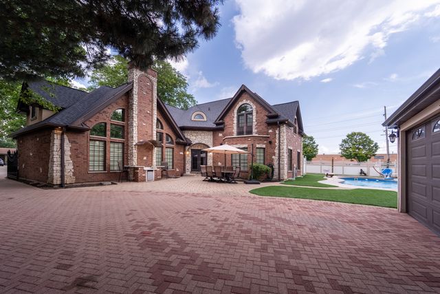 850 S 10th Avenue, La Grange, IL 60525