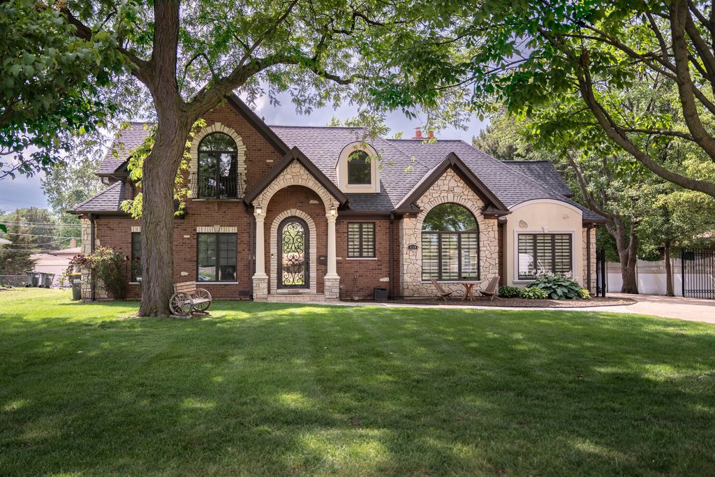 850 S 10th Avenue, La Grange, IL 60525