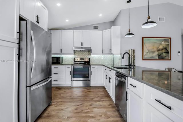 13721 Oak Ridge Dr, Davie, FL 33325