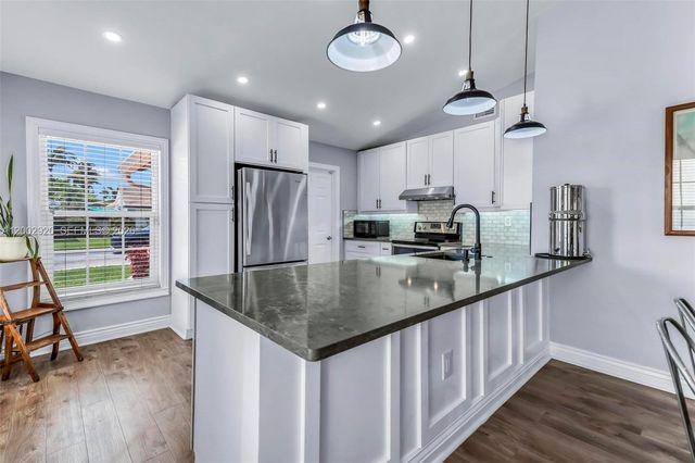 13721 Oak Ridge Dr, Davie, FL 33325