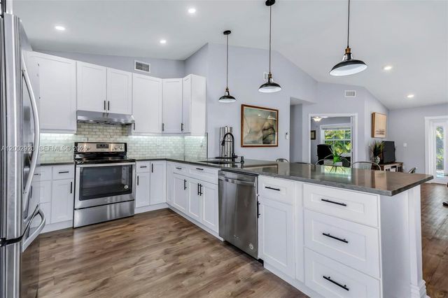 13721 Oak Ridge Dr, Davie, FL 33325