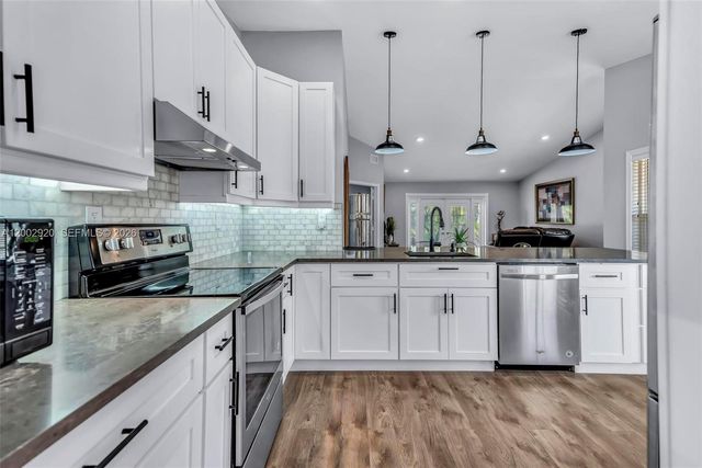 13721 Oak Ridge Dr, Davie, FL 33325