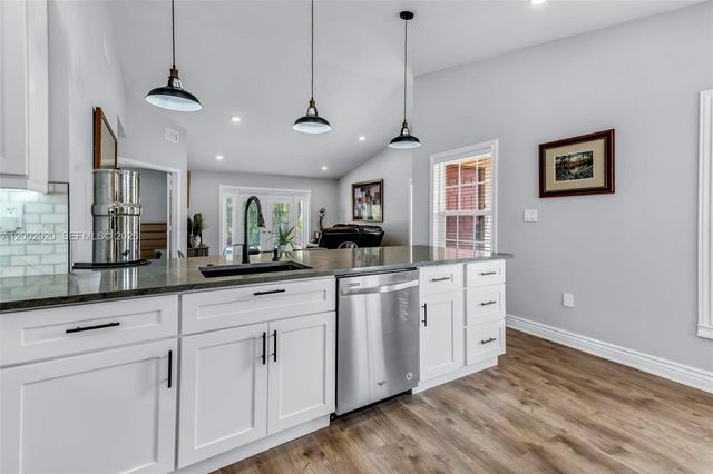 13721 Oak Ridge Dr, Davie, FL 33325