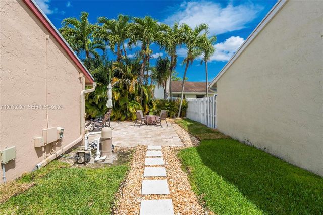 13721 Oak Ridge Dr, Davie, FL 33325