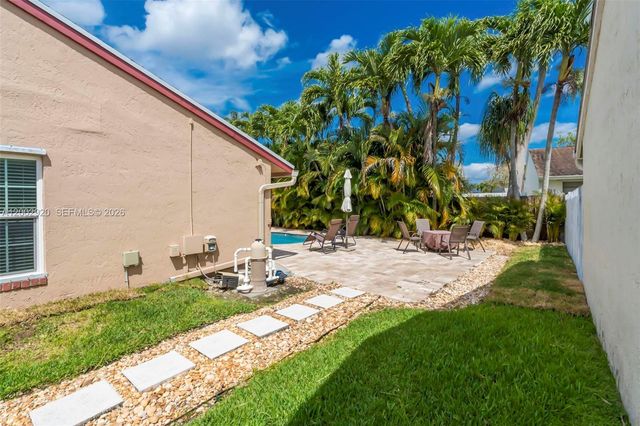 13721 Oak Ridge Dr, Davie, FL 33325