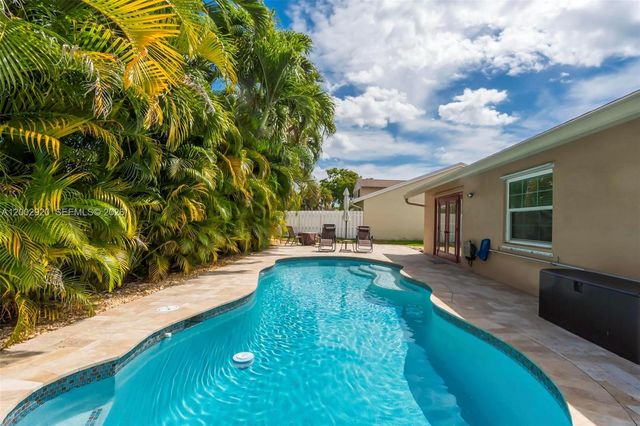 13721 Oak Ridge Dr, Davie, FL 33325