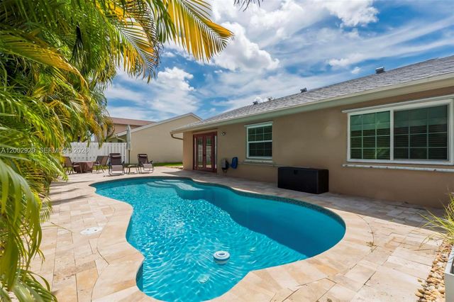 13721 Oak Ridge Dr, Davie, FL 33325