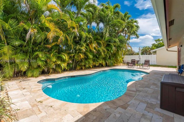 13721 Oak Ridge Dr, Davie, FL 33325