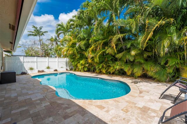 13721 Oak Ridge Dr, Davie, FL 33325