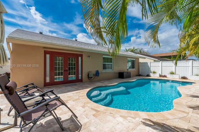 13721 Oak Ridge Dr, Davie, FL 33325