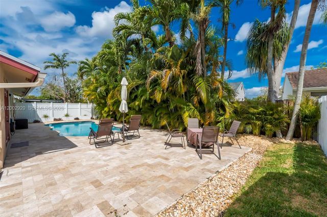 13721 Oak Ridge Dr, Davie, FL 33325