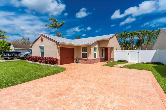 13721 Oak Ridge Dr, Davie, FL 33325