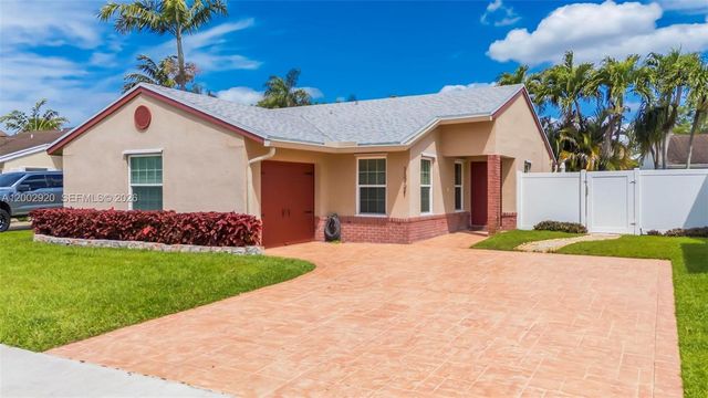 13721 Oak Ridge Dr, Davie, FL 33325