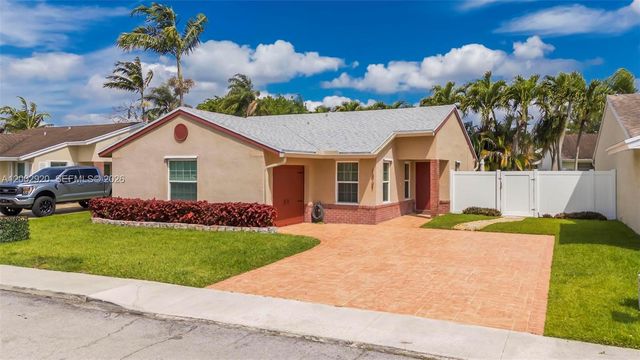 13721 Oak Ridge Dr, Davie, FL 33325