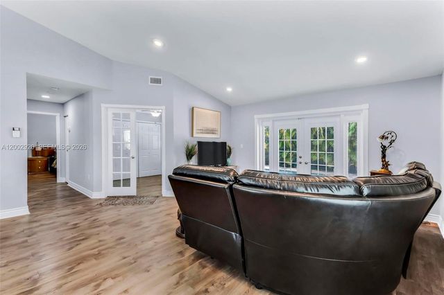 13721 Oak Ridge Dr, Davie, FL 33325