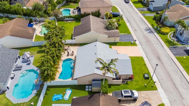 13721 Oak Ridge Dr, Davie, FL 33325