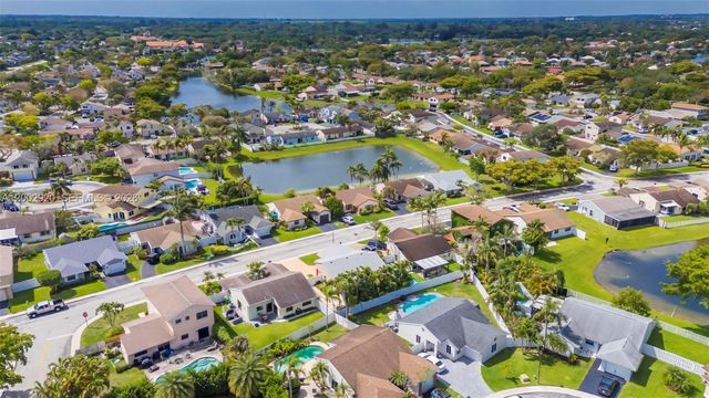 13721 Oak Ridge Dr, Davie, FL 33325