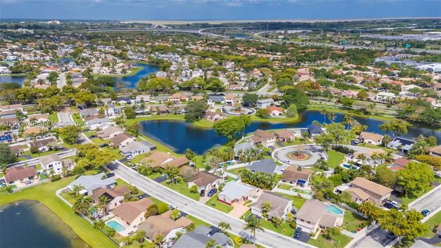 13721 Oak Ridge Dr, Davie, FL 33325