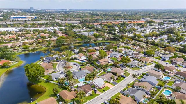 13721 Oak Ridge Dr, Davie, FL 33325