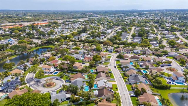 13721 Oak Ridge Dr, Davie, FL 33325