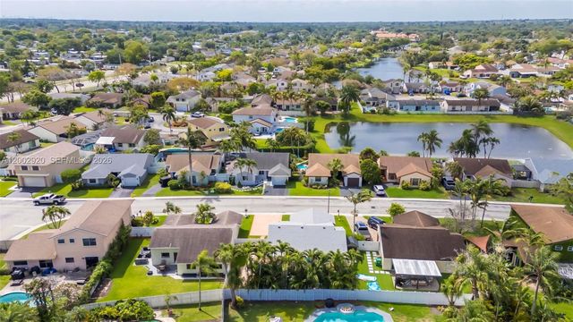 13721 Oak Ridge Dr, Davie, FL 33325