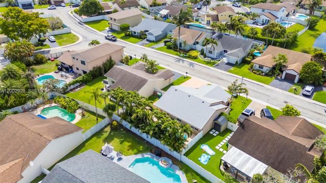 13721 Oak Ridge Dr, Davie, FL 33325