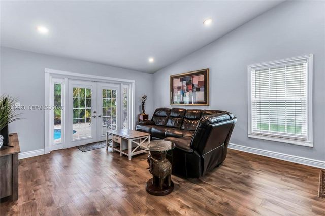 13721 Oak Ridge Dr, Davie, FL 33325