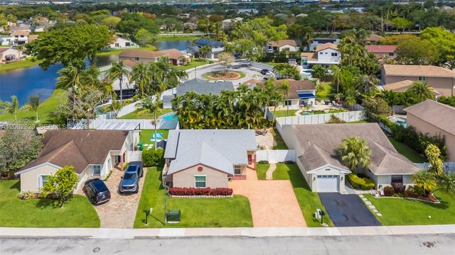 13721 Oak Ridge Dr, Davie, FL 33325