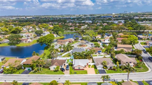 13721 Oak Ridge Dr, Davie, FL 33325