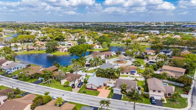 13721 Oak Ridge Dr, Davie, FL 33325