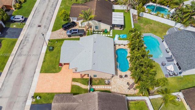13721 Oak Ridge Dr, Davie, FL 33325