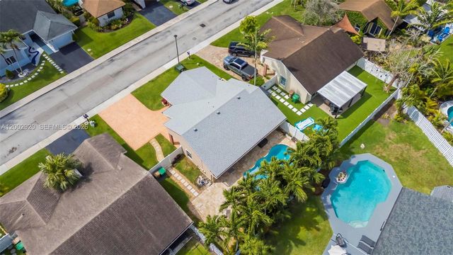 13721 Oak Ridge Dr, Davie, FL 33325