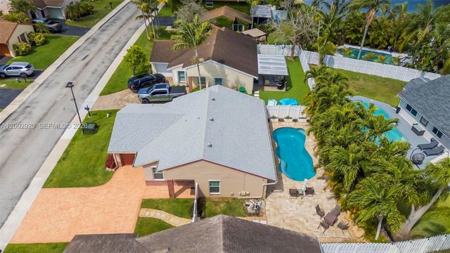 13721 Oak Ridge Dr, Davie, FL 33325