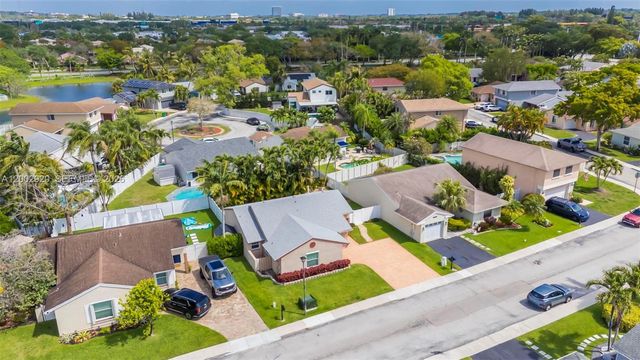 13721 Oak Ridge Dr, Davie, FL 33325