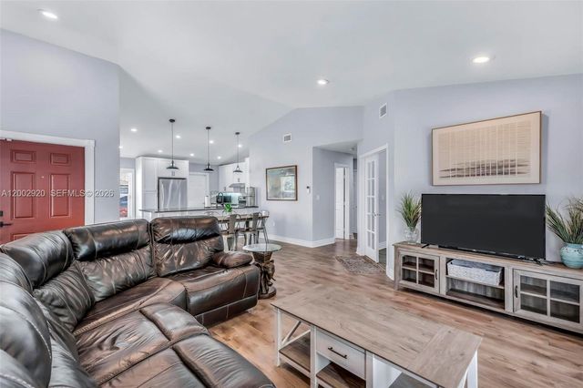 13721 Oak Ridge Dr, Davie, FL 33325