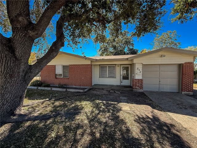 833 Booty St, Sinton, TX 78387