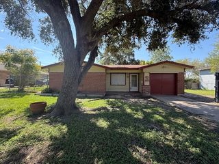 833 Booty St, Sinton, TX 78387