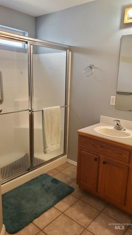 736 N Cambridge St, Nampa, ID 83651