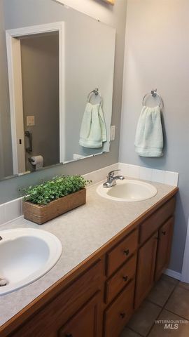 736 N Cambridge St, Nampa, ID 83651