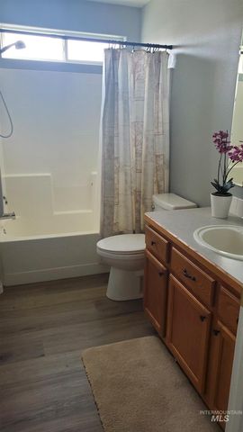 736 N Cambridge St, Nampa, ID 83651