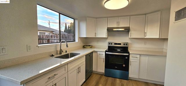 444 Schafer Rd, Hayward, CA 94544
