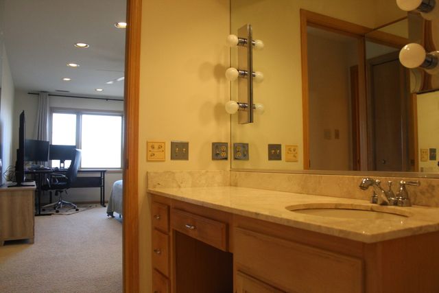 1000 Deerfield Road 304, Highland Park, IL 60035