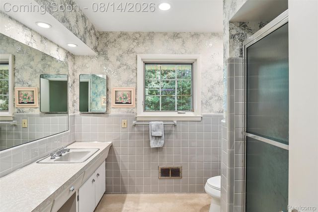 3821 Lakecrest Drive Drive, Bloomfield Hills, MI 48304