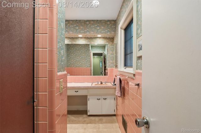 3821 Lakecrest Drive Drive, Bloomfield Hills, MI 48304
